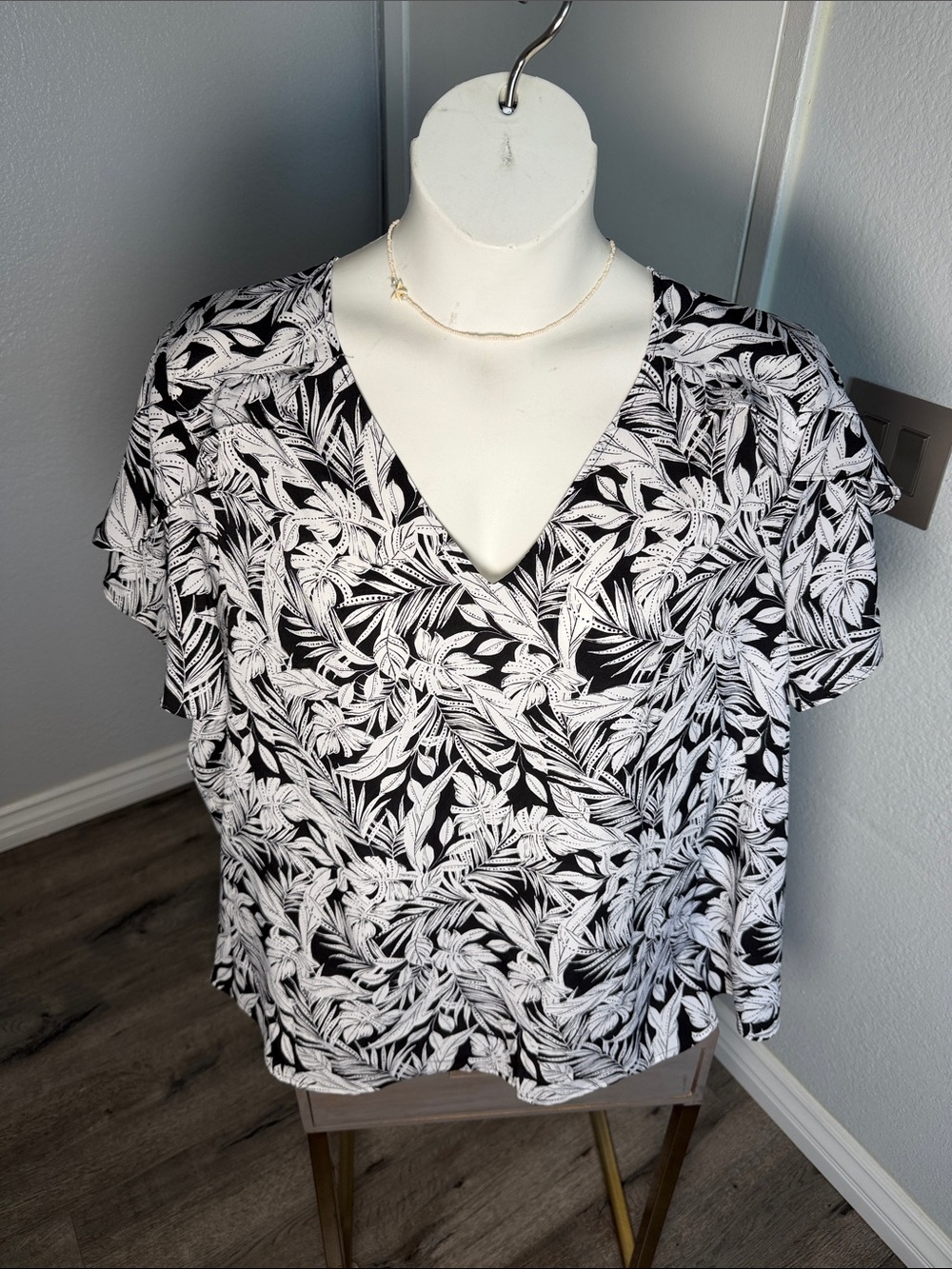 Lane Bryant Black & White Leaf-Print V-Neck Blouse